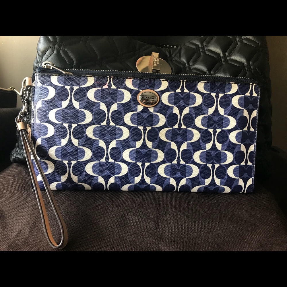 Coach clutch/wristlet Large